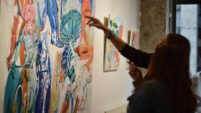 انفجار رنگ در آثاری با چاشنی هنر ایرانی؛ نمایشگاه نقاشی‌های الهام اعتمادی در لیون فرانسه برگزار شد
