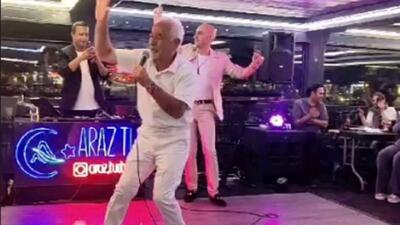 فیلم  آواز صادقی بوقی با 2  رقصنده سیاهپوست در استانبول ! /  چه آو آو آو ی راه انداخت !