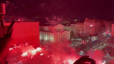 جشن دیدنی هواداران المپیاکوس پس از قهرمانی لیگ کنفرانس اروپا