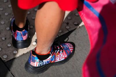 طرح جالب کفش یکی از هواداران دونالد ترامپ در مقابل دادگاه(عکس) - عصر خبر