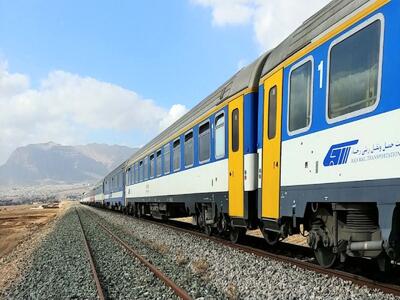 گیرکردن خودروی پاترول روی ریل، قطار تهران-یزد را متوقف کرد!