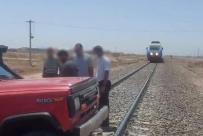 (ویدئو) گیرکردن پاترول روی ریل، قطار تهران-یزد را متوقف کرد!
