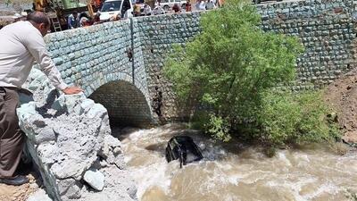 سقوط پرادو به داخل رودخانه کرج و نجات دو سرنشین خودرو