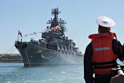 ببینید | لحظه دلهره‌آور منهدم شدن ۲ قایق گشتی روسیه توسط شهپاد انتحاری اوکراین