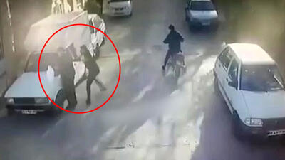 ببینید | فیلم زورگیری دو موتورسوار از یک شهروند در خیابان خلوت!