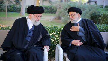 تصویری ازشهید ابراهیم رئیسی در کنار رهبر معظم انقلاب با پوششی متفاوت و خاص