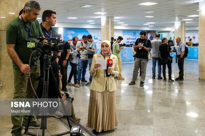 خبرنگار صداوسیما با کت و دامن در وزارت کشور (عکس)