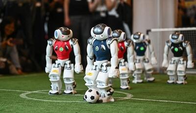مسابقه فوتبال میان ربات‌ها (فیلم)