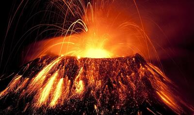 لحظه برخورد صاعقه به کوه آتشفشانی در گواتمالا (فیلم)