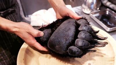 غذای خیابانی در ژاپن: طعم عجیب پنجه خرس سیاه (فیلم)