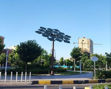 آغاز نصب درختان خورشیدی در بوستان‌های شهری قم