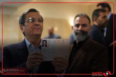 تصاویری از عبدالناصر همتی در ستاد انتخابات