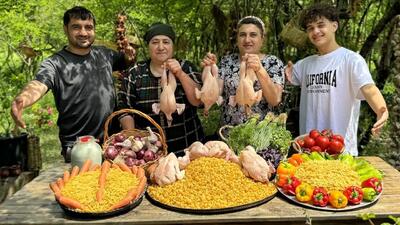(ویدئو) پخت پاستای مرغ و مربای گل رز سفید توسط یک خانواده روستایی باکویی