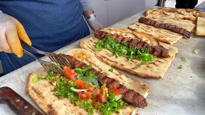(ویدئو) غذای خیابانی در ترکیه؛ نحوه تهیه و پخت ده ها سیخ کباب کوبیده