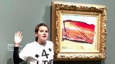 (ویدئو) حمله فعال محیط زیست به نقاشی کلود مونه