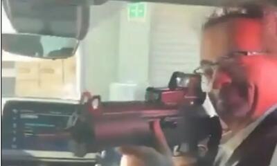 (ویدئو) برکناری سفیر انگلیس پس از نشانه رفتن اسلحه به سمت کارکنان سفارت