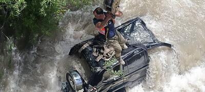 ببینید | نجات معجزه آسای سرنشینان پرادو از رودخانه