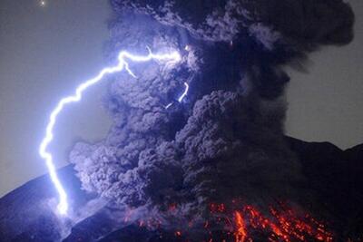 ببینید | منظره‌ای باورنکردنی از رعد و برق‌های عظیم بر فراز آتشفشان در گواتمالا