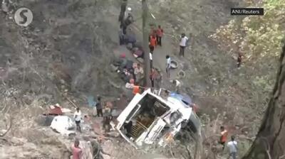 اولین تصاویر از سقوط مرگبار اتوبوس به داخل دره در جاده کوهستانی