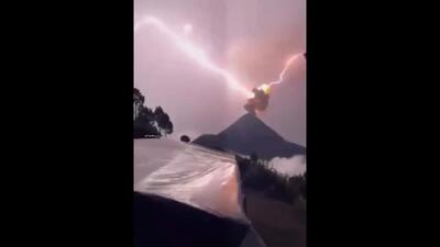 رعد و برق باور نکردنی در آتشفشان فوئگو در گواتمالا