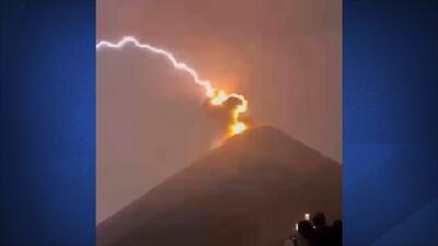 لحظه برخورد صاعقه به کوه آتشفشانی در گواتمالا