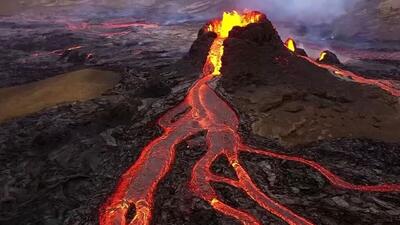 فوران شگفت‌انگیز آتشفشان در ایسلند + فیلم