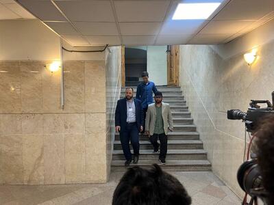 تصویری شوکه کننده از آجودان احمدی نژاد در ستاد انتخابات / او هم نامزد انتخابات ریاست جمهوری شد/ عکس