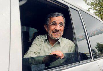 عکسی از احمدی نژاد  در وزارت کشور  هنگام نشان دادن علامت پرتکرار و محبوبش