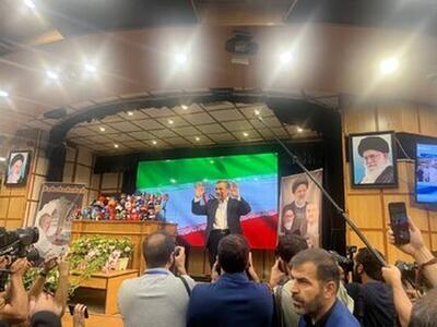 واکنش محمود احمدی نژاد به قطع شدن صدای میکروفون در هنگام سخنرانی + عکس