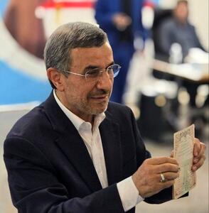 واکنش جنجالی احمدی نژاد به درخواست نشان دادن شناسنامه‌اش در وزارت کشور + فیلم