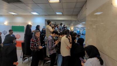 انتظار خبرنگاران برای حضور احمدی نژاد در ستاد انتخابات (فیلم)