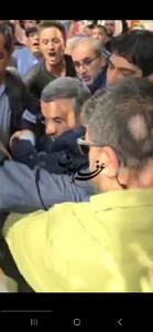 احمدی نژاد محاصره شد /او به سختی از زمین خوردن نجات یافت - عصر خبر