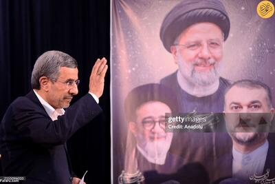 احمدی‌نژاد علامت پیروزی نشان داد