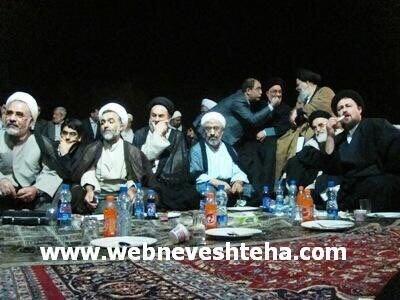 عکس/ ۱۳ خرداد ۸۸؛ تماشای مناظره میرحسین و احمدى‌نژاد در مرقد امام