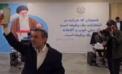 ویدیو / واکنش احمدی‌نژاد به سوال خبرنگاران مبنی بر اینکه آیا تأیید صلاحیت می‌شوید؟
