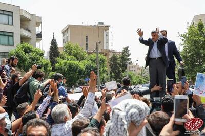 ویدیو / حضور تعدادی از طرفداران احمدی نژاد مقابل وزارت کشور