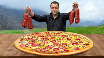 (ویدئو) پخت پیتزای غول پیکر و سوسیس دودی توسط آشپز معروف آذربایجانی