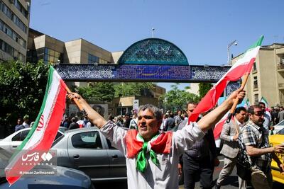 (تصاویر) استقبال پرشور از محمود احمدی‌نژاد مقابل وزارت کشور