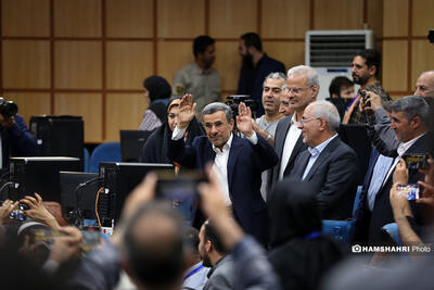 تصاویر «احمدی نژاد» با هیئت همراه برای ثبت نام در انتخابات ریاست جمهوری