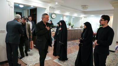 وزیر کار با خانواده شهید مالک رحمتی دیدار کرد