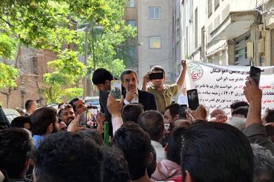 تصویری از برخی حامیان احمدی نژاد در جلوی وزارت کشور/شعار هواداران: احمدی جونمه!