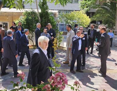 همراهان محمود احمدی‌نژاد در ستاد انتخابات چه کسانی بودند +عکس