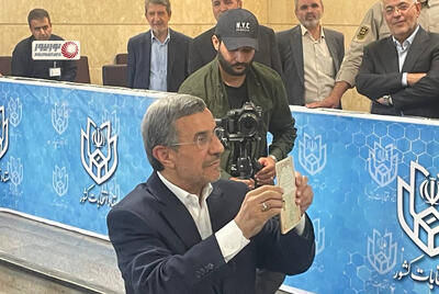 حضور محمود احمدی نژاد در ستاد انتخابات کشور/ احمدی نژاد با شوخی شروع کرد+ فیلم