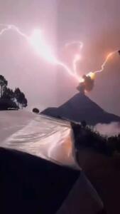 منظره‌ای باورنکردنی از رعد و برق‌های عظیم بر فراز آتشفشان در گواتمالا