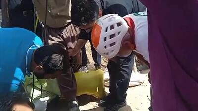 تلاش تیم‌های امدادی هلال‌احمر برای بیرون کشیدن فرد سقوط کرده در چاه 50 متری