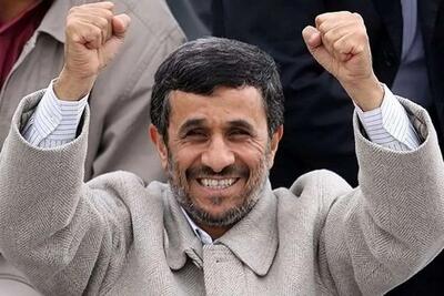 شوخی محمود احمدی نژاد با خبرنگاران درباره ژستش برای عکاسی با شناسنامه اش در وزارت کشور+عکس