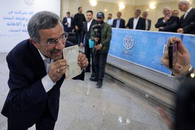 عجیب ترین ژستی که از احمدی نژاد دیده اید! + عکس