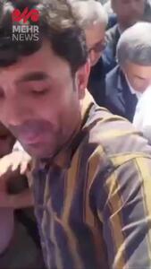 احمدی نژاد در محاصره طرفدارانش وارد ستاد انتخابات شد + فیلم