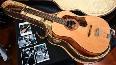 گیتار جان لنون در یک حراجی نزدیک به ٣ میلیون دلار به فروش رفت