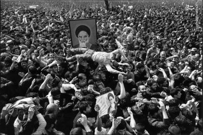 تماشا کنید | فیلم دیده نشده از مراسم تدفین امام خمینی (ره) در سال ۱۳۶۸